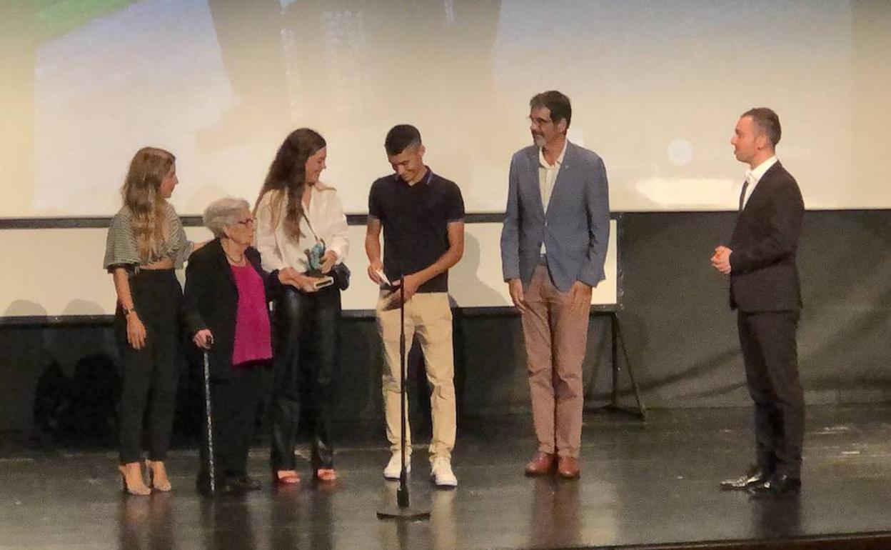 Concha, la madre de Kepa Junkera, y sus hijos Sunne, Mare y Kerman reciben el Premio Adarra 2020 de manos del alcalde Eneko Goia.