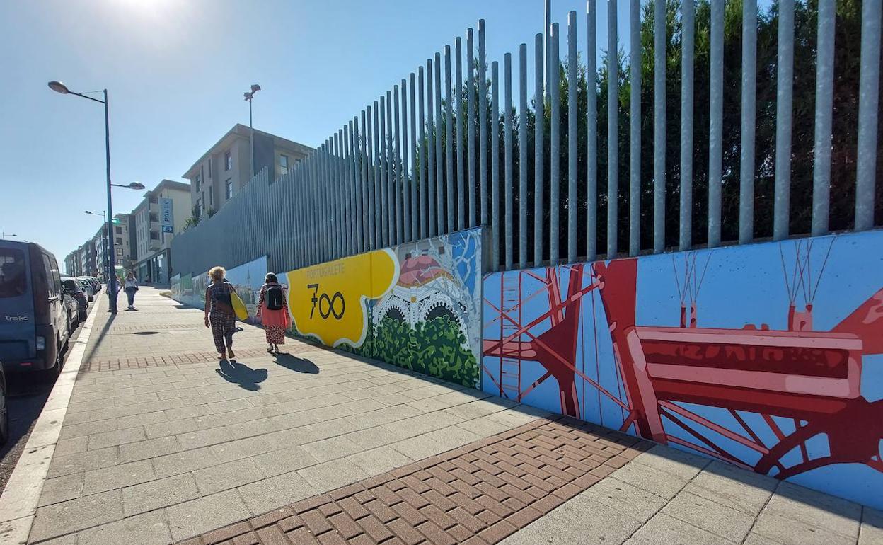 Parte de la zona baja del extenso mural que ha sido realizando en un lateral del polideportivo Pando Aisia. 