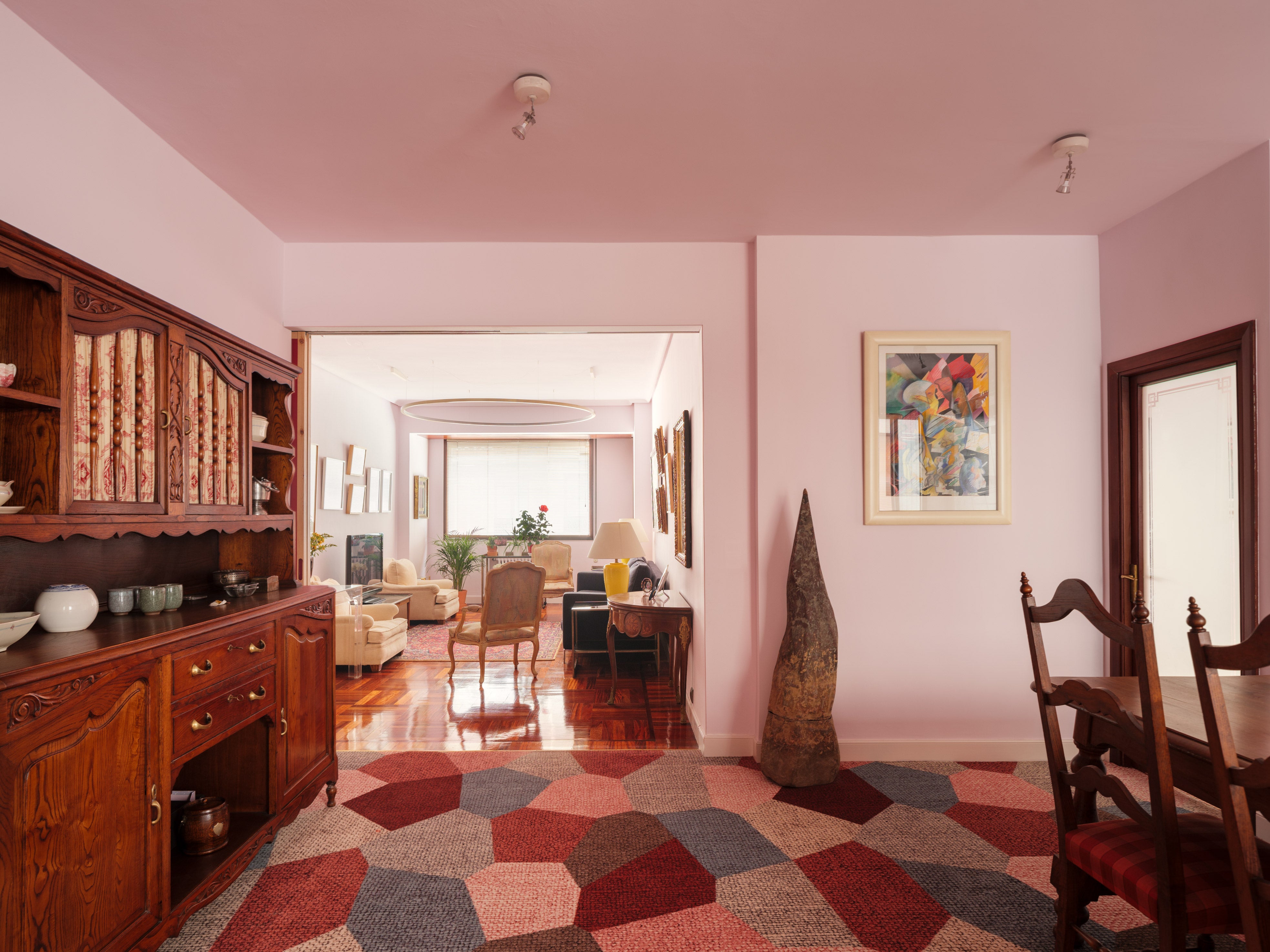 Fotos: Una coqueta casa rosa en el centro de Bilbao reformada con un presupuesto mínimo