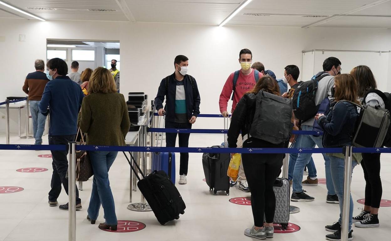 Pasajeros en el aeropuerto de Vitoria.
