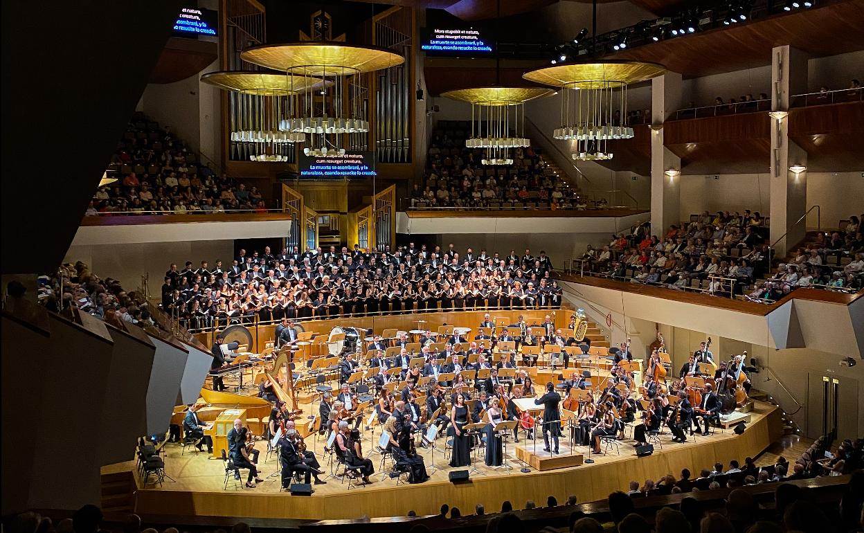 La Coral de Bilbao, con el Coro Nacional de España y el Coro de la Comunidad de Madrid, así como con la Orquesta Nacional y dos cantantes solistas. 