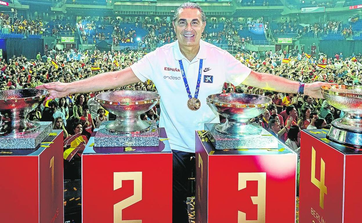 El técnico italiano, durante la celebración en el WiZink Center, con las cuatro copas que le acreditan como el ganador de todo un póker continental. 