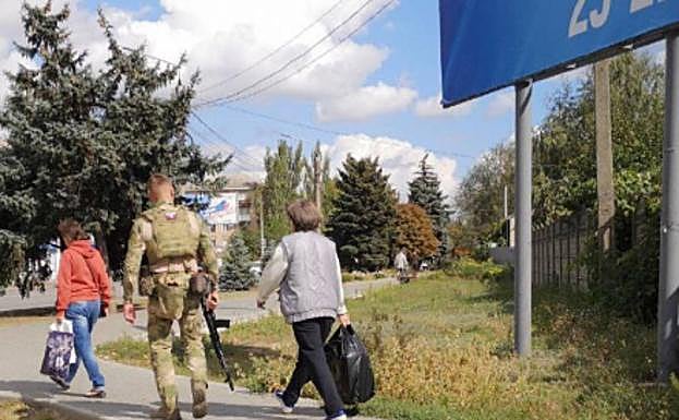 Denuncian que rusos armados con ametralladoras presionan a los ucranianos para votar en favor de la anexión. 