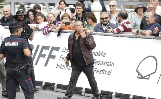 Fernández saluda al público a su llegada al María Cristina. 