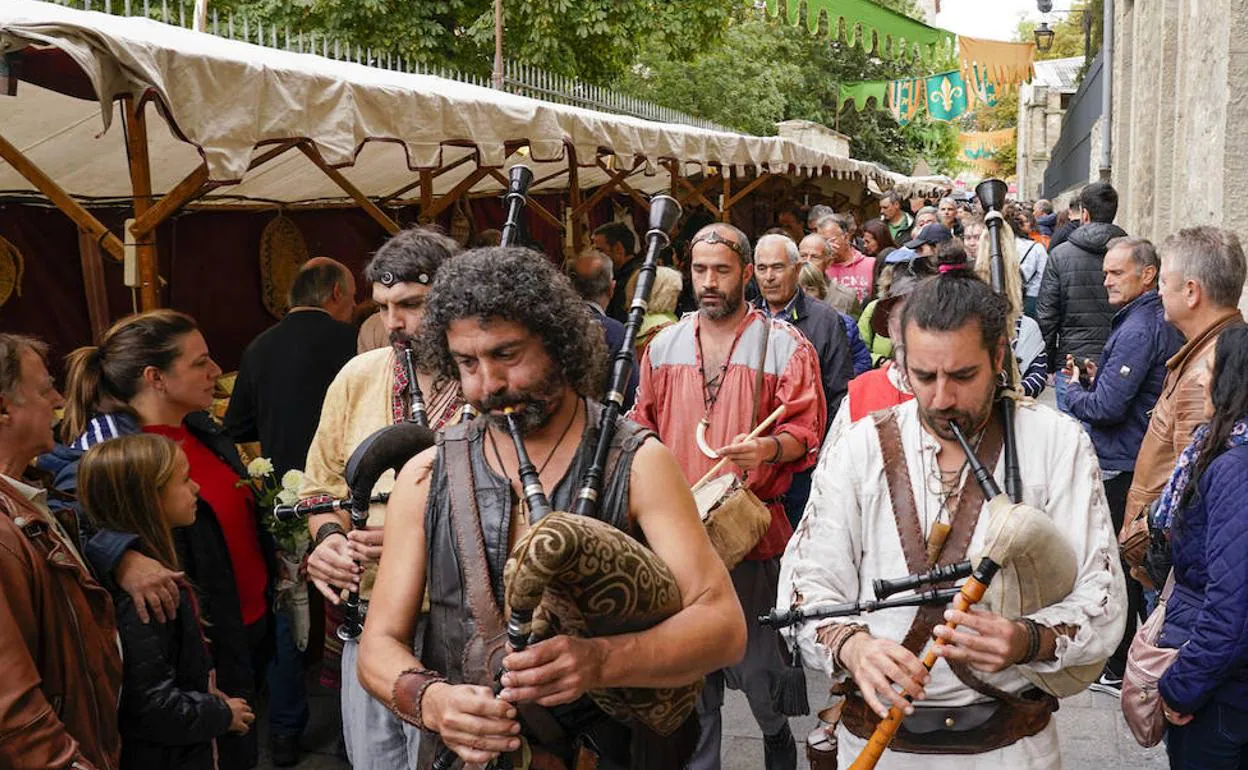 La música de gaita traslada al pasado a los visitantes al Mercado Medieval.