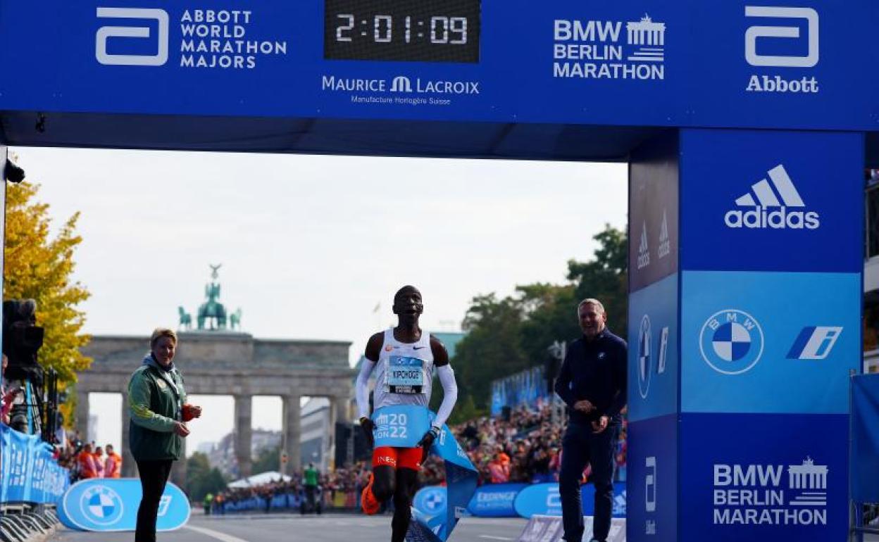 Eliud Kipchoge, en la meta del Maratón de Berlín. 