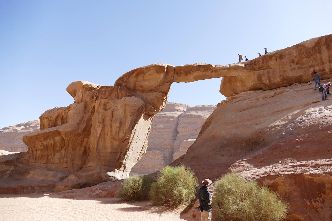 WADI RUM (Jordania) | En el sur de Jordania se encuentra el Valle de la Luna o Wadi Rum, una zona desértica a unos 1.600 metros de altura cuyos abruptos paisajes han salido en películas como Lawrence de Arabia, de David Lean (1962), y Marte rojo, de Anthony Hoffman (2000). Allí el visitante puede disfrutar de hasta seis espectaculares puentes naturales como el de la imagen.