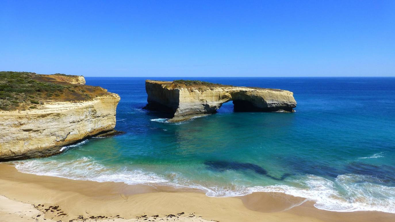 PUENTE DE LONDRES (Australia) | El Parque Nacional Port Campbell en Australia cuenta con un arco natural que cada año es visitado por multitud de turistas. El tramo natural de roca, frente a la costa, se colapsó parcialmente en el año 1990 y se convirtió en un puente sin conexión.