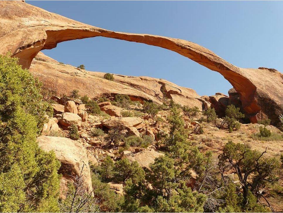 ARCO DELICADO (Utah, EE UU) | Tiene una altura de 16 metros y en el punto más estrecho tiene un espesor de 2 metros. ​ Este delgado puente natural se encuentra en la sección ‘Diablos del Jardín’ del Parque Nacional de Arcos, en Utah.