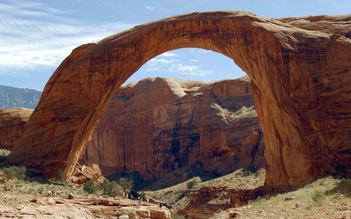 PUENTE ARCOÍRIS (Utah, EE UU) | El monumento nacional Puente del Arcoíris​ (en inglés: Rainbow Bridge National Monument) es un monumento nacional de los Estados Unidos localizado en un extremo del lago Powell, en Utah, cerca de la frontera con Arizona. Tiene 85 metros de longitud, 10 metros de anchura y 90 metros de altura. Es uno de los puentes naturales más grandes del mundo. Este lugar era considerado por los aborígenes americanos como un lugar sagrado.
