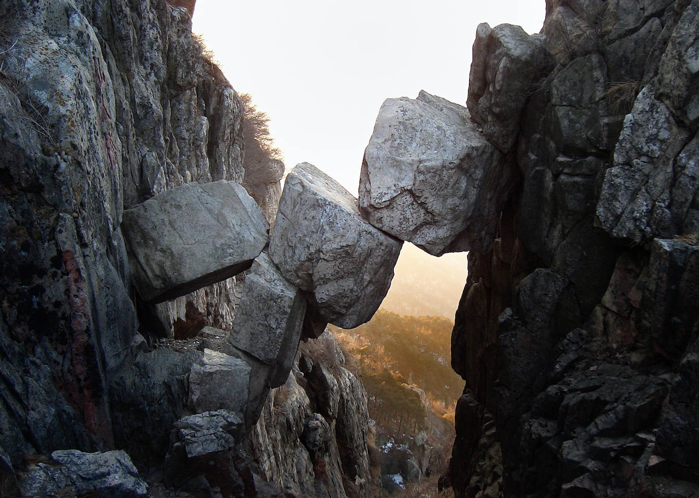 THE IMMORTAL BRIDGE (China) | En la cima de Tai Shan (Monte Tai), en China, se encuentra el llamado 'Puente Inmortal', un hermoso arco formado por enormes piedras rodantes, que una vez cayeron entre las rocas y quedaron atrapadas.Parece que el puente puede derrumbarse en cualquier momento y caer al abismo. En realidad, las piedras han estado en la posición inmutable durante varios millones de años.