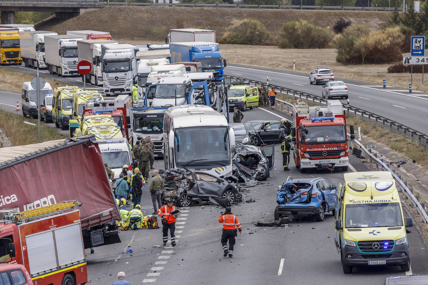 Fotos: Accidente múltiple en la A1 a la altura de Júndiz