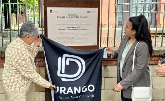 La alcaldesa de Durango y Sofía Espillar, presidenta de la Junta Departamental, retiran una placa del hermanamiento. 