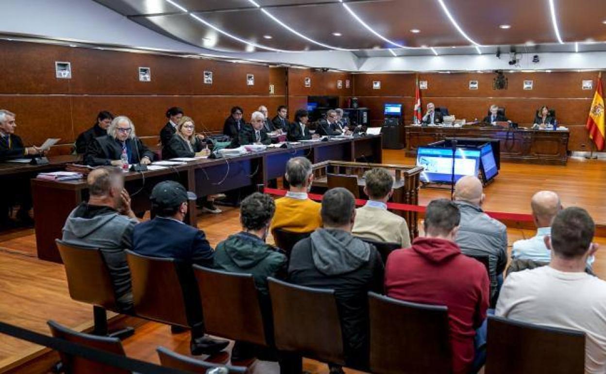 Dos de los acusasdos mantuvieron contactos «puntuales» con las víctimas tras las detenciones