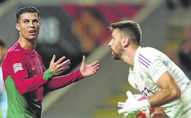 Con dos grandes paradas, Unai Simón amargó la noche a Cristiano