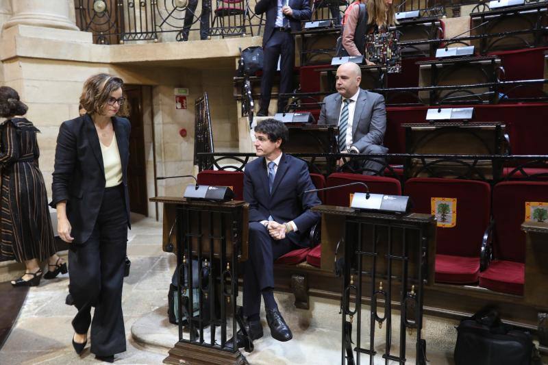 Elixabete Etxanobe, candidata del PNV a diputada general de Bizkaia, a su entrada en el pleno.