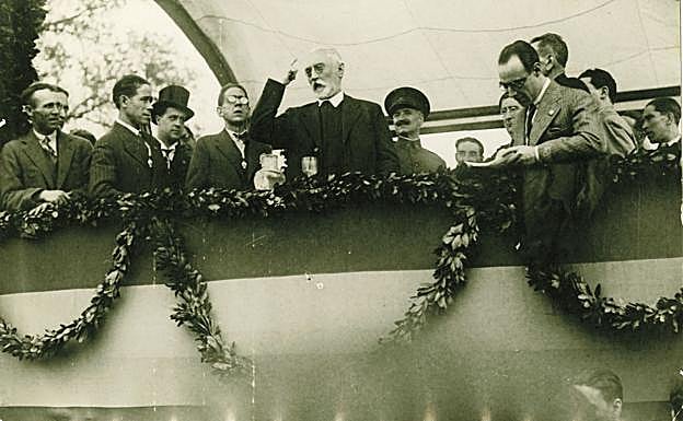 El escritor se dirige al público en Mallona el 2 de mayo de 1931.