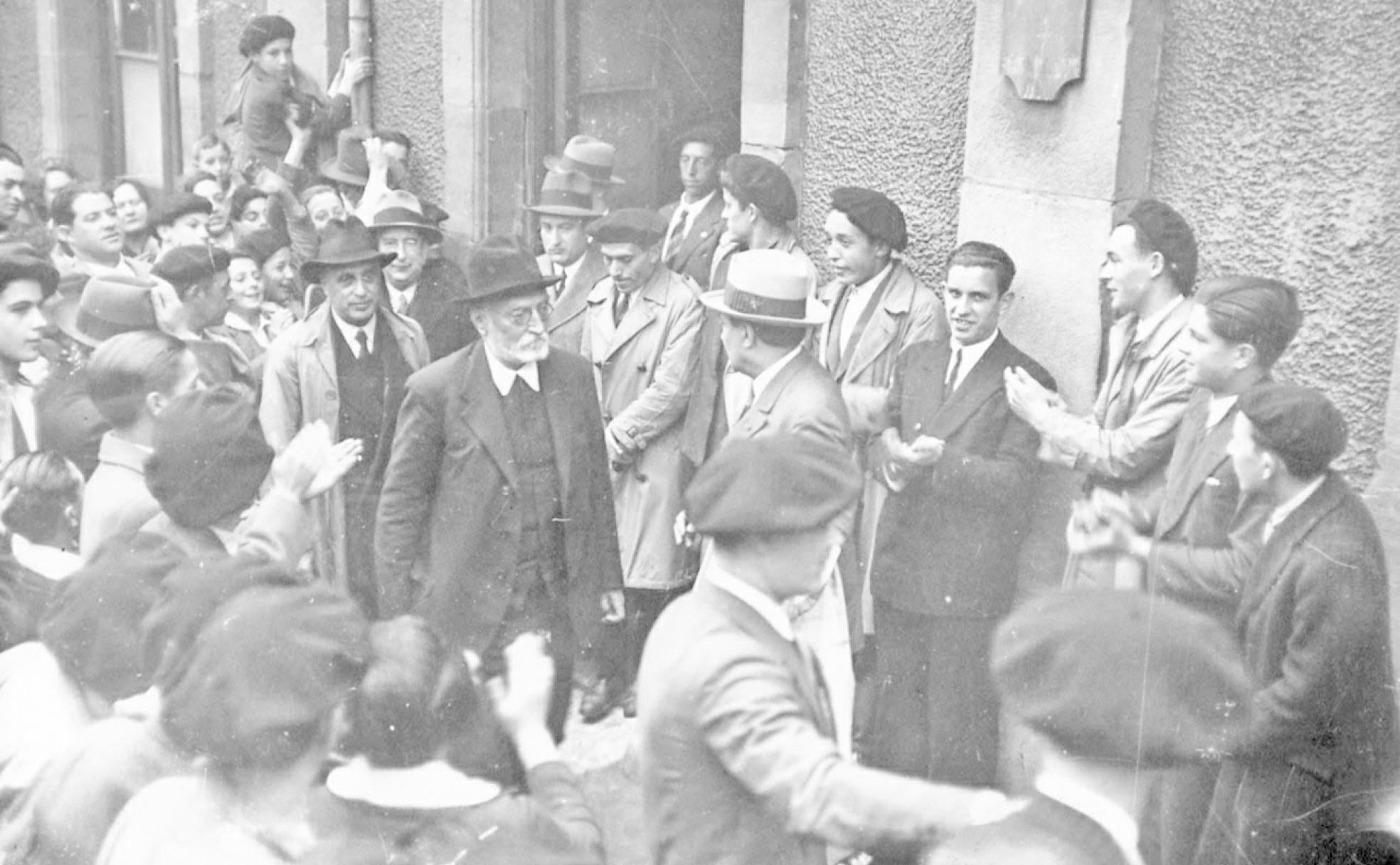 Unamuno es aplaudido a la salida del Casino Republicano, en la calle Nueva de Bilbao, en 1930. 