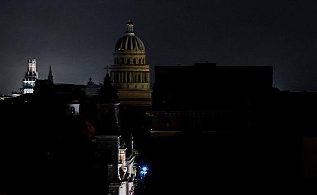 El edificio Capitolio Nacional, en La Habana, completamente a oscuras este martes por la noche, tras el paso del huracán Ian.