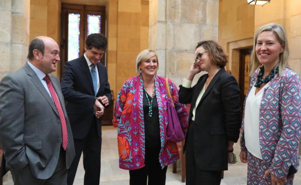 Ortuzar, Rementeria, Atutxa, Etxanobe y Otadui, antes del inicio del pleno. 