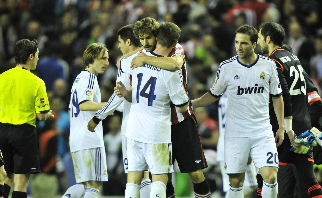 Llorente se abraza con Xabi Alonso en un partido del Athletic contra el Real Madrid.