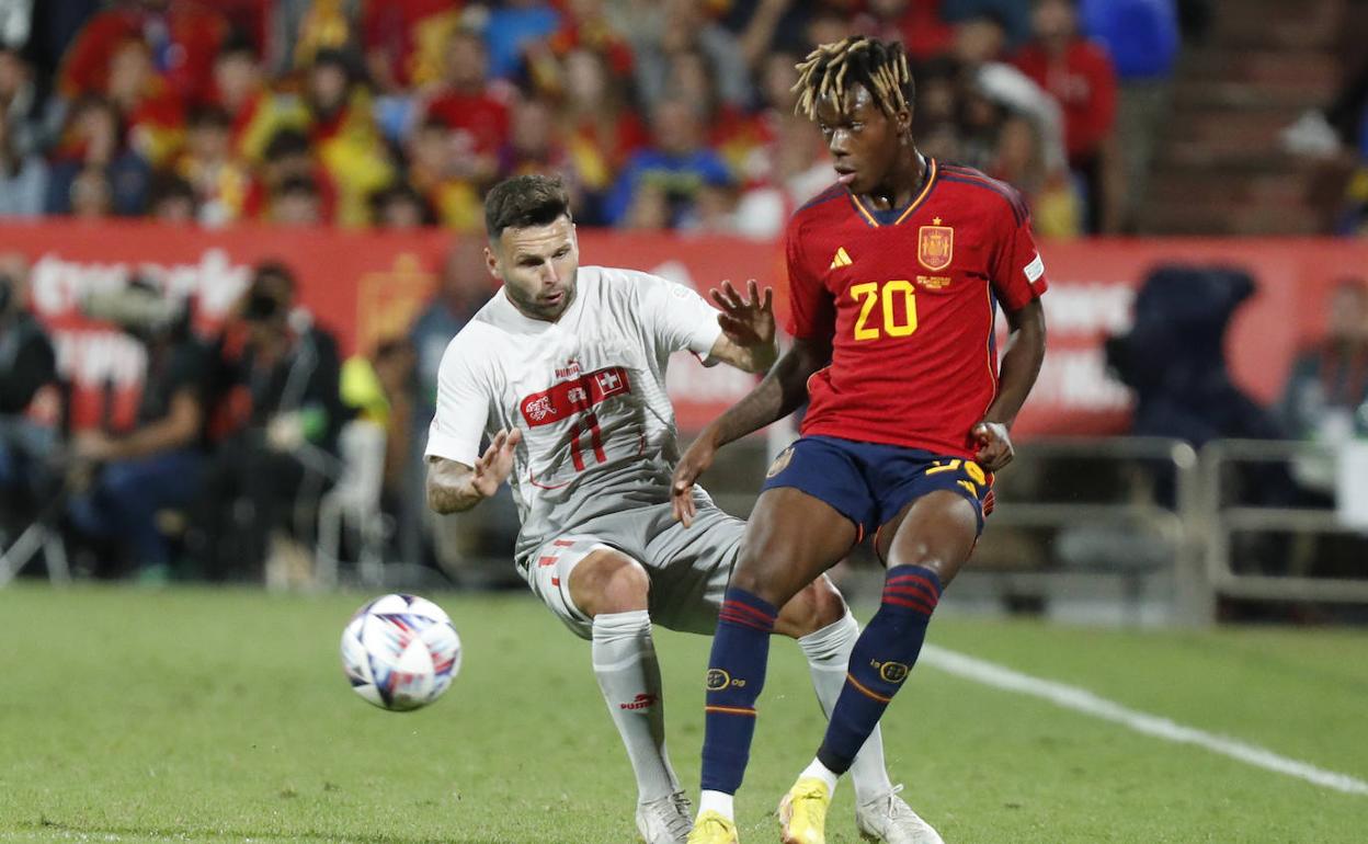 Nico Williams en su debut con España ante Suiza.