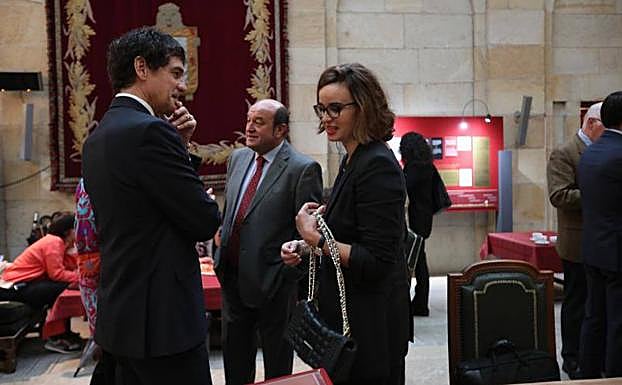 Rementeria y Etxanobe, minutos antes de arrancar el pleno. 