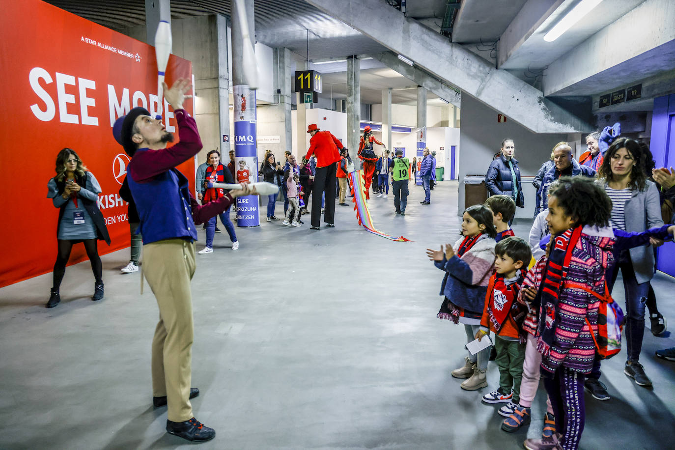 Fotos: Gran ambiente en el Buesa para el estreno liguero