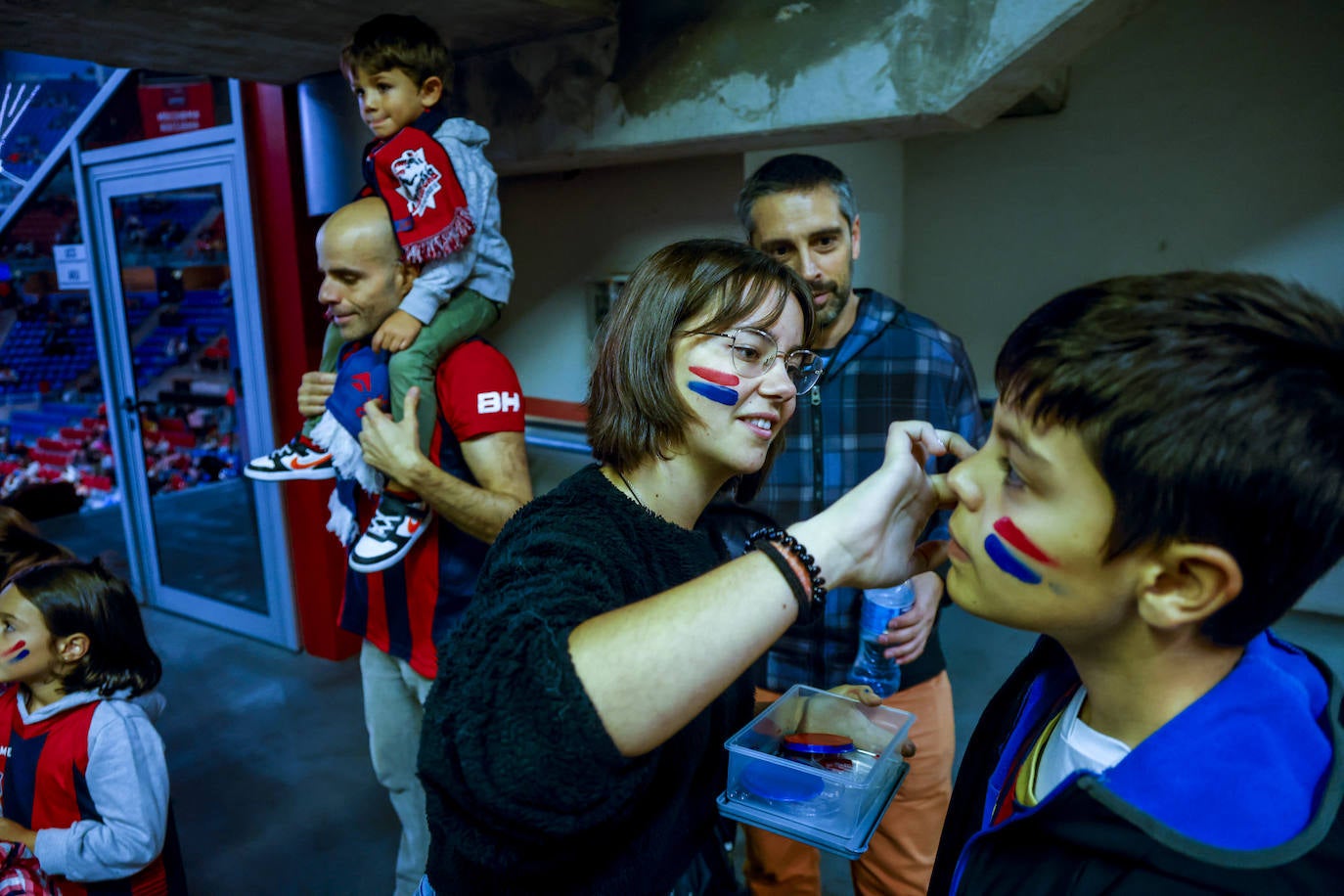 Fotos: Gran ambiente en el Buesa para el estreno liguero