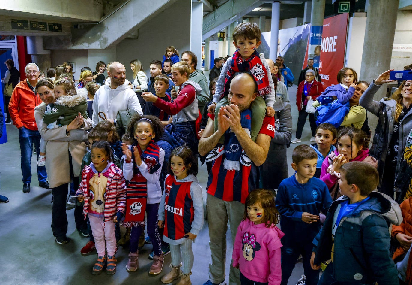 Fotos: Gran ambiente en el Buesa para el estreno liguero