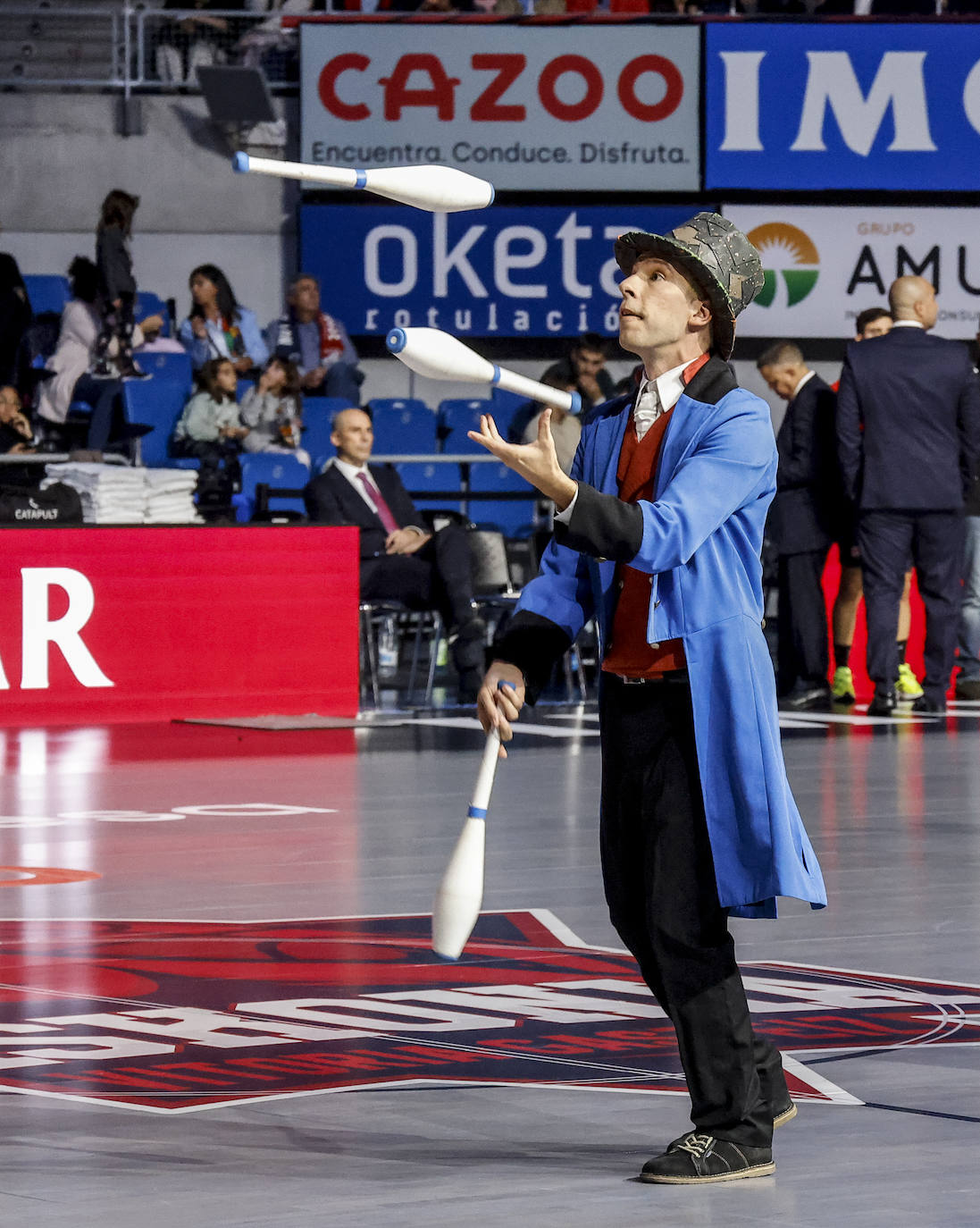 Fotos: Gran ambiente en el Buesa para el estreno liguero