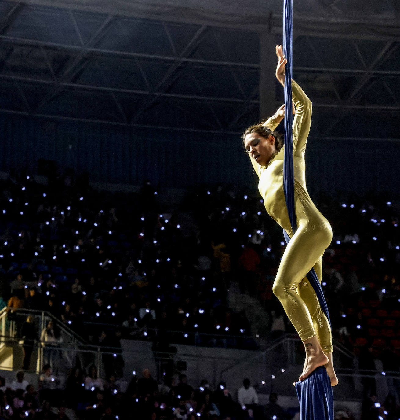 Fotos: Gran ambiente en el Buesa para el estreno liguero