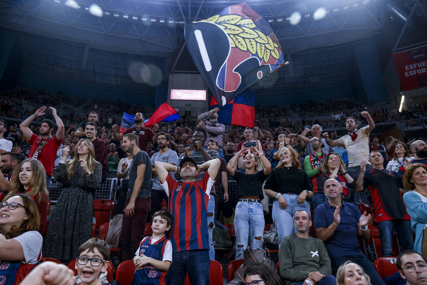 Fotos: Gran ambiente en el Buesa para el estreno liguero