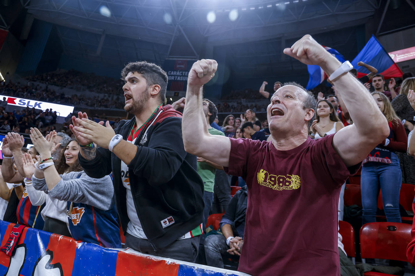 Fotos: Gran ambiente en el Buesa para el estreno liguero