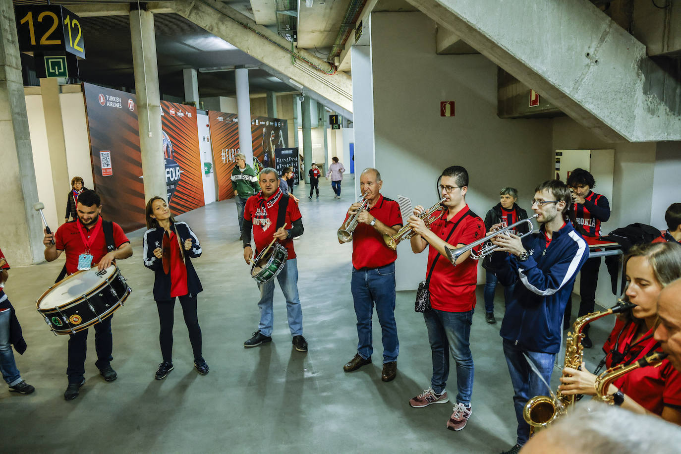 Fotos: Gran ambiente en el Buesa para el estreno liguero