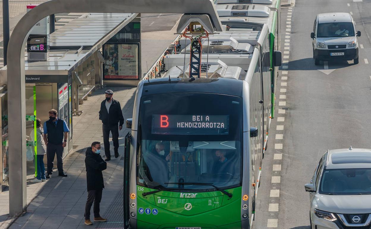 El Bus Eléctrico Inteligente de Vitoria en una de sus paradas.