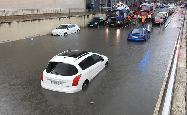 La intensa lluvia ha provocado problemas en Zorrotza con coches bloqueados. 