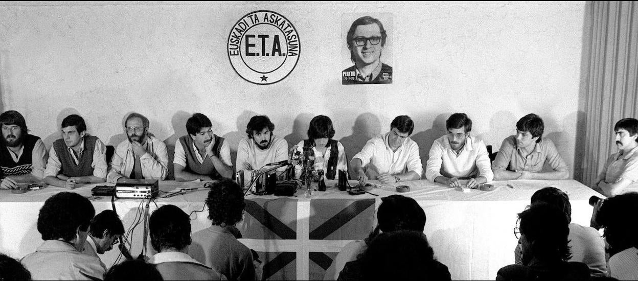 Los diez miembros de ETA-pm, en su histórica comparecencia del frontón de Biarritz el 30 de septiembre de 1982. 