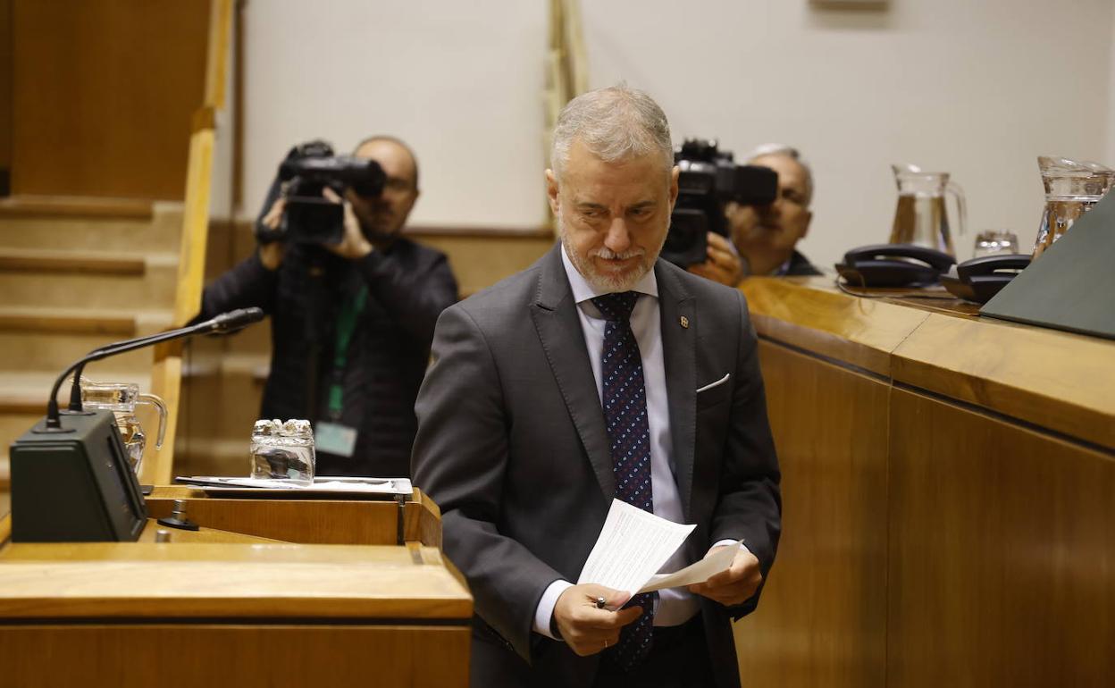El lehendakari, Iñigo Urkullu, durante el pleno de control de este viernes en el Parlamento. 