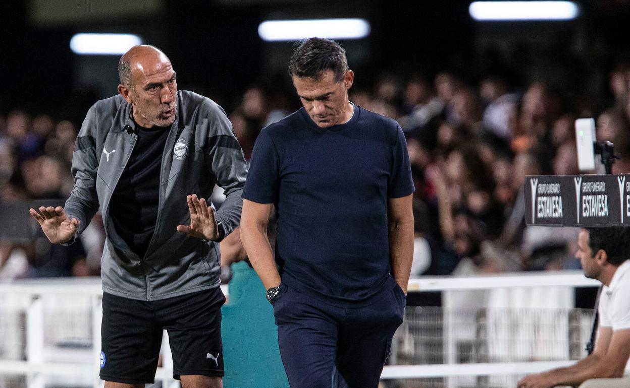 Luis García departe con su asistente, Pedro Rostoll, en el duelo ante el Cartagena. 