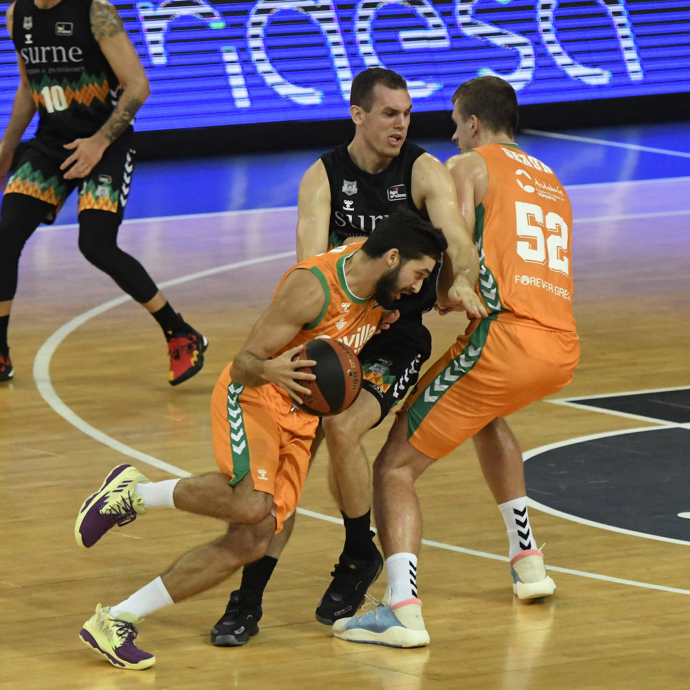 Fotos: Arrollador Bilbao Basket: el Surne gana al Betis (85-70) en Miribilla