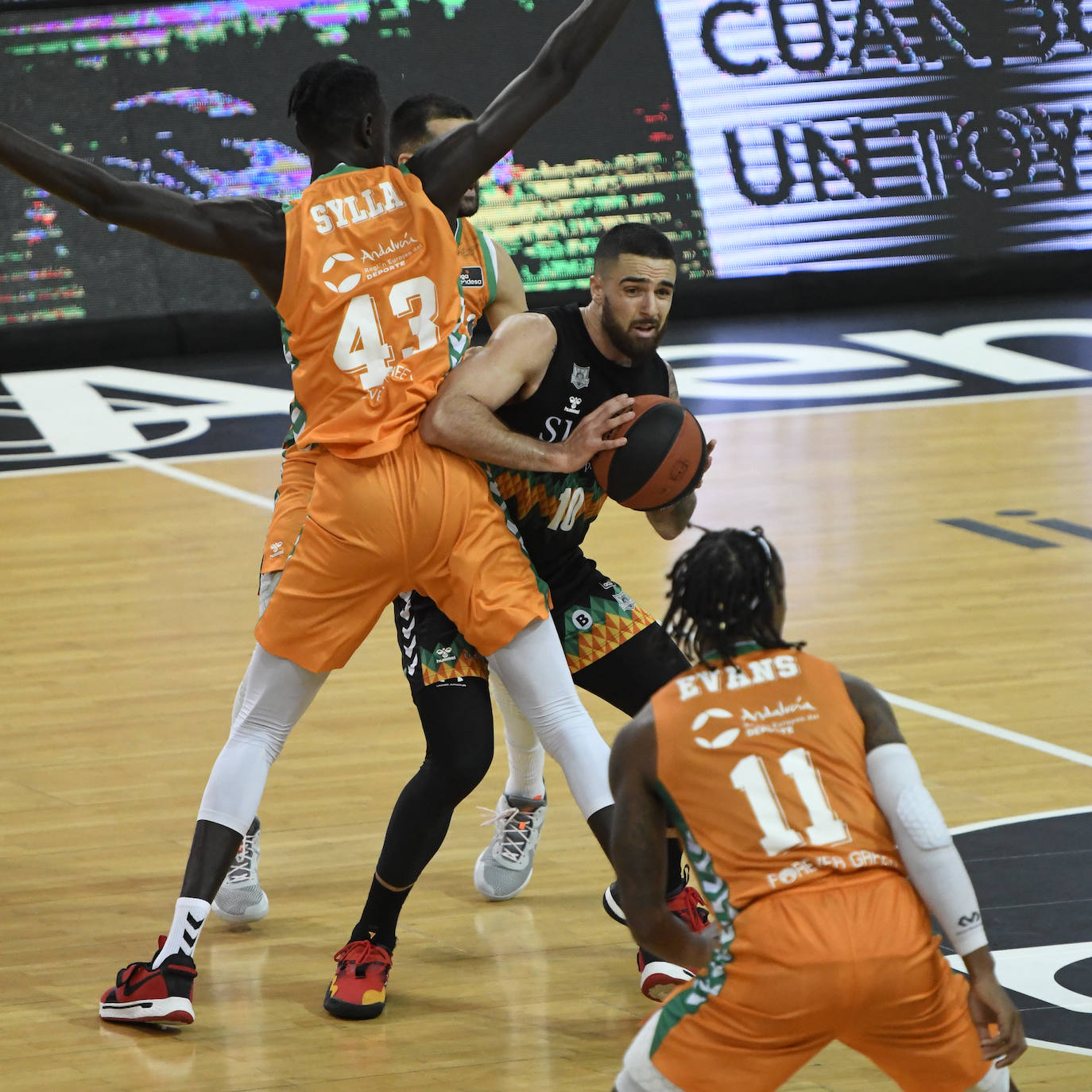 Fotos: Arrollador Bilbao Basket: el Surne gana al Betis (85-70) en Miribilla