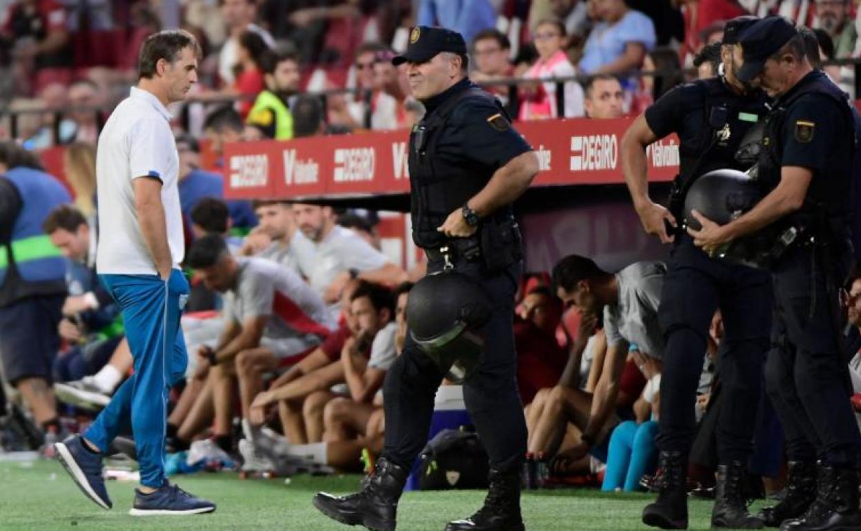 Lopetegui se marcha del campo.