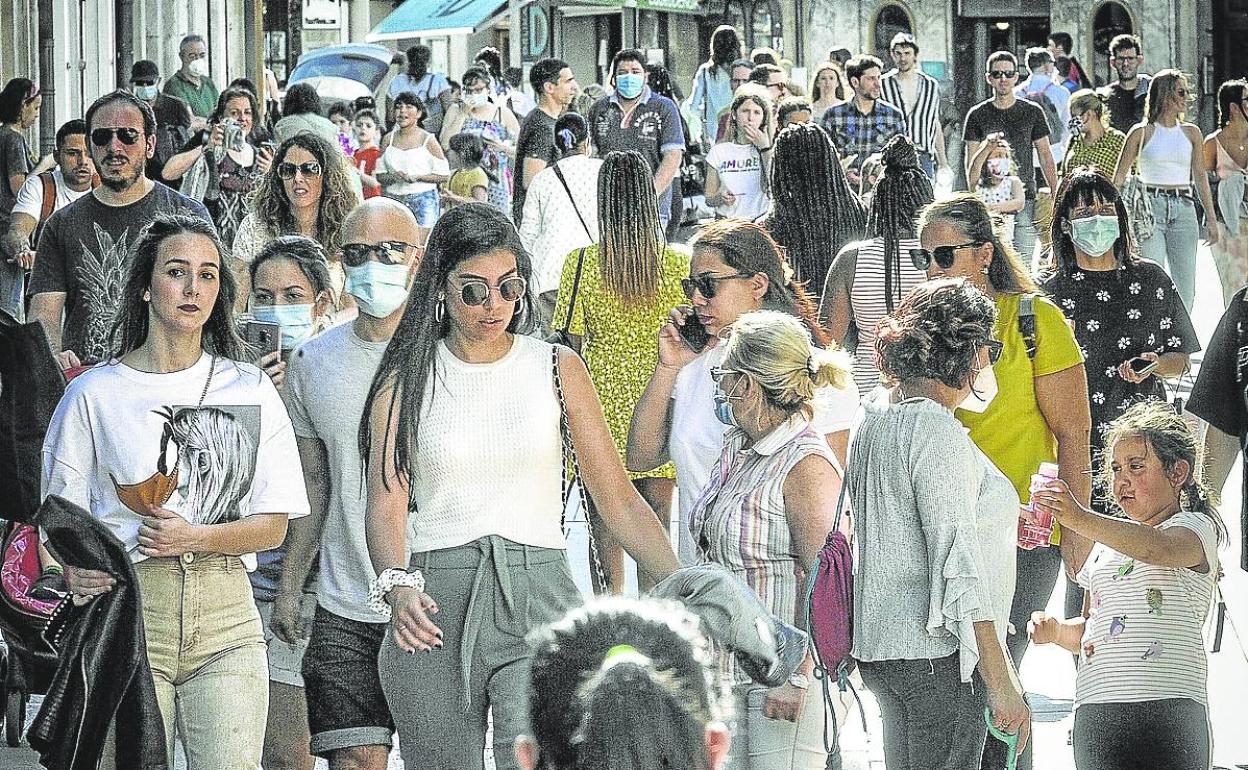 Las mascarillas aún pueden verse en la calle, aunque su uso ya no es obligatorio. 