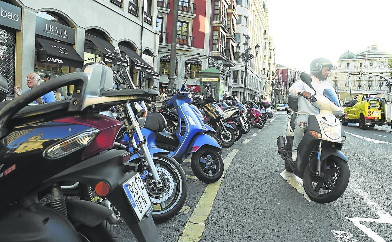 El aparcamiento para motos ubicado en pleno Arenal estaba ayer a media tarde repleto de vehículos. 