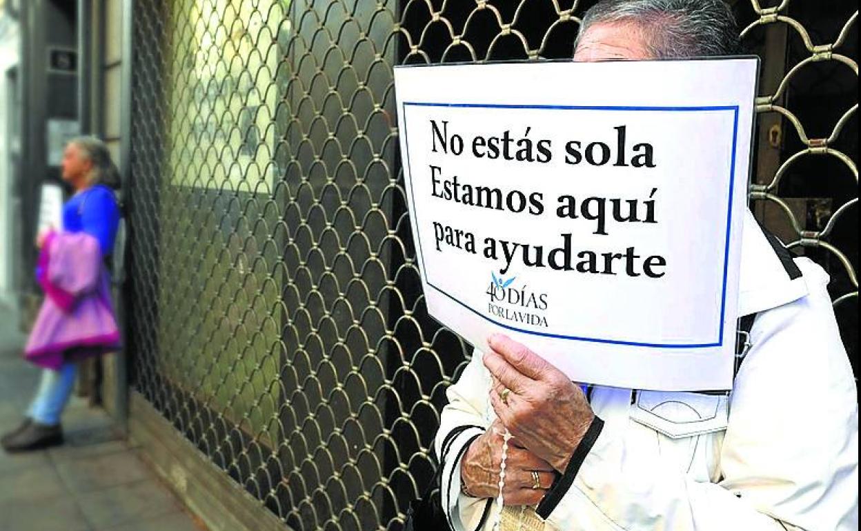 Una de las personas que ayer participó en la concentración. 