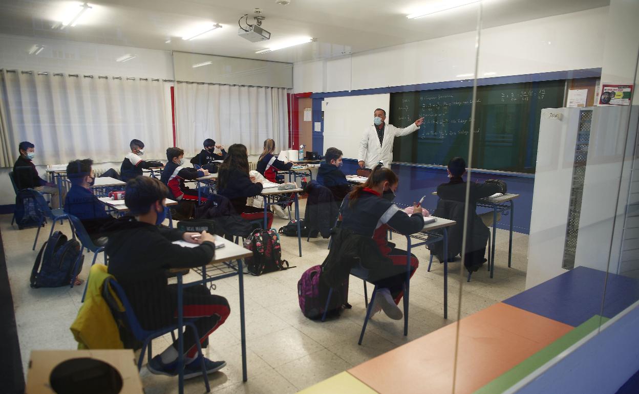 Un profesor imparte clase a los alumnos.