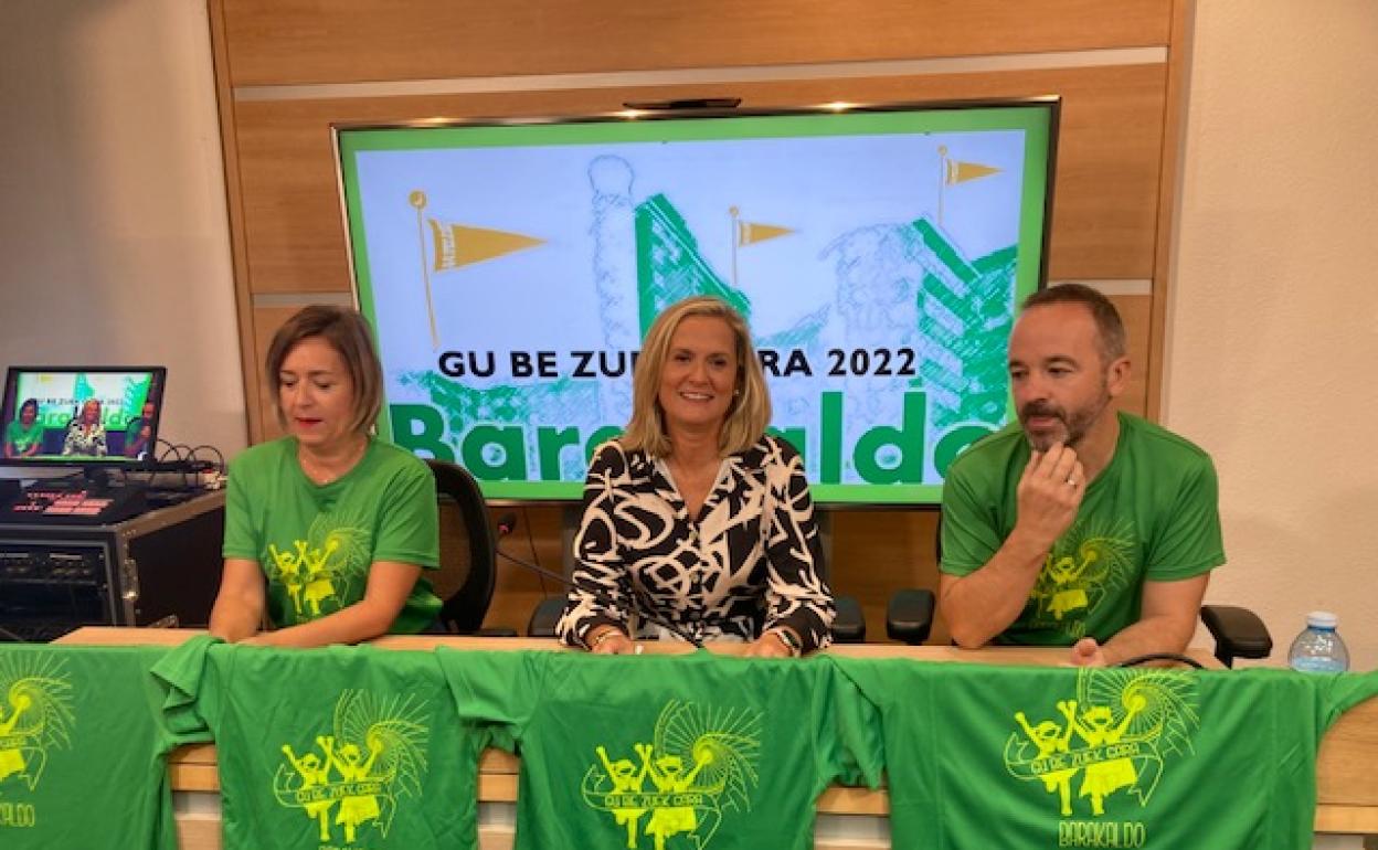 Ander Uribe y Susana del Amo, de la Cuadri del Hospi, junto a la alcaldesa de Barakaldo, Amaia del Campo. 