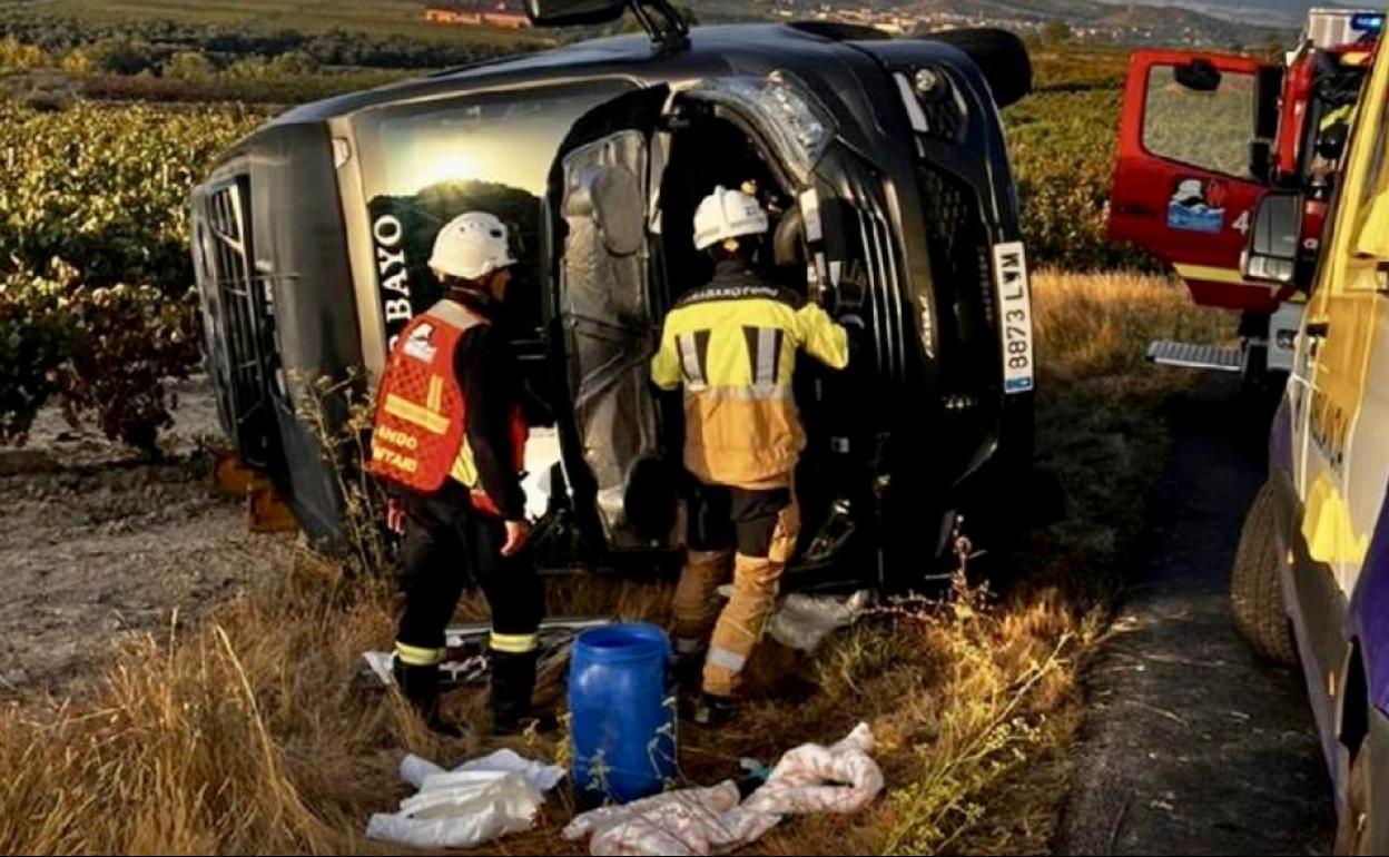 El microbús accidentado ha quedado volcado sobre uno de sus laterales.