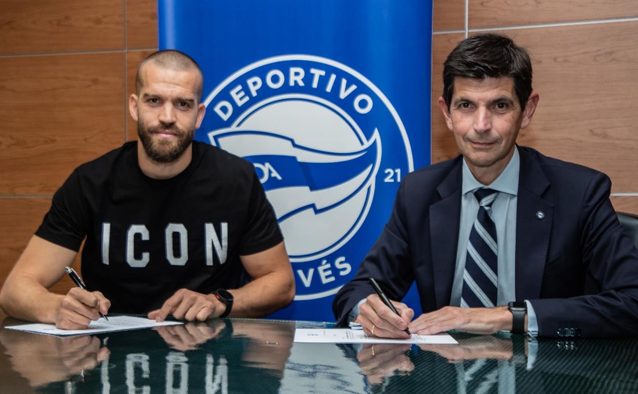 Laguardia firma su contrato junto al presidente albiazul. 